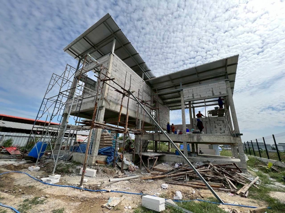 สร้างบ้านชั้นครึ่ง ลำดับที่ 15: ขึ้นผนัง