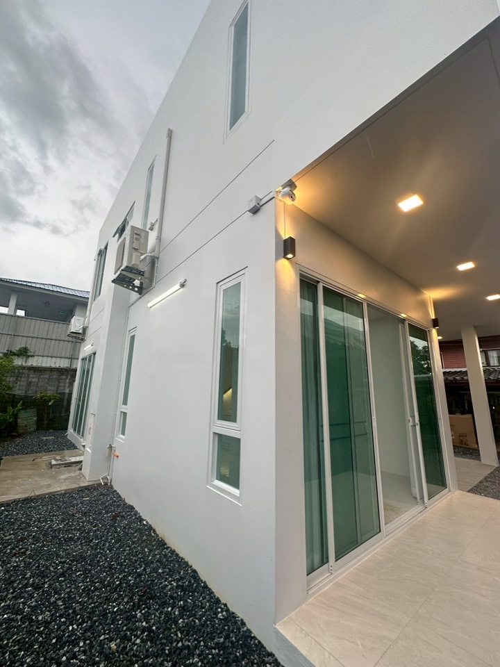 สร้างบ้านสองชั้น ลำดับที่ 02: มุมด้านข้างบ้าน