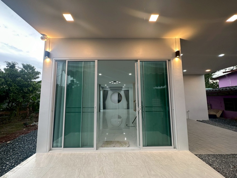 สร้างบ้านสองชั้น ลำดับที่ 03: ประตูกระจกทางเข้า
