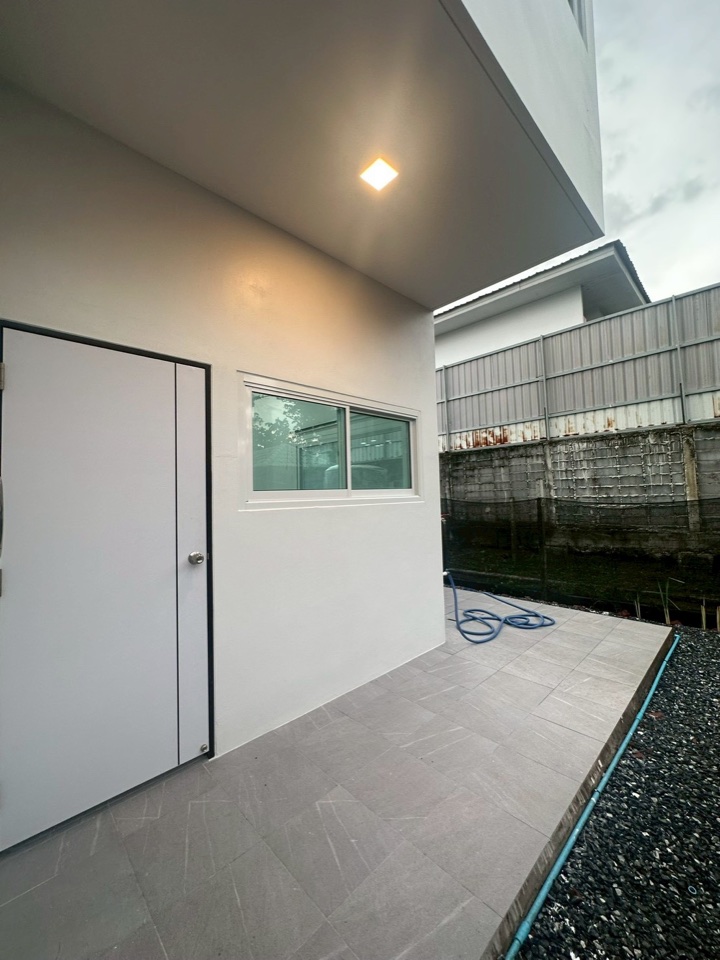 สร้างบ้านสองชั้น ลำดับที่ 06: พื้นที่บริการด้านข้าง